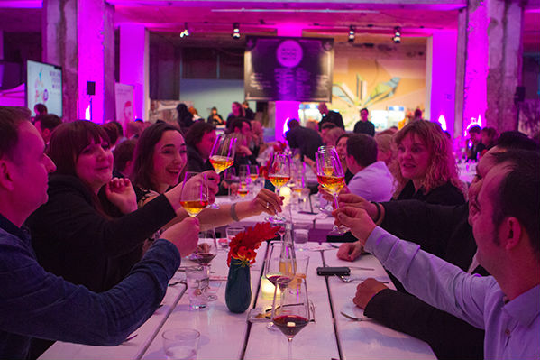 Berliner Singles essen gemeinsam auf der Berlin Food Week