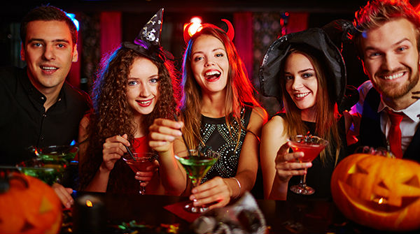 Berliner Singles flirten auf einer Halloween Party