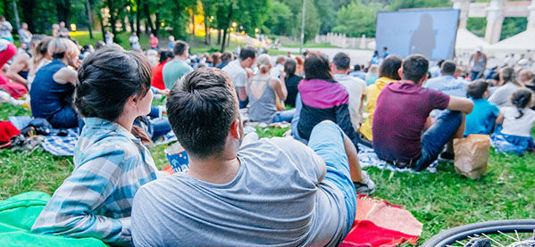 Berliner Singles flirten bei einem Date im Freiluftkino