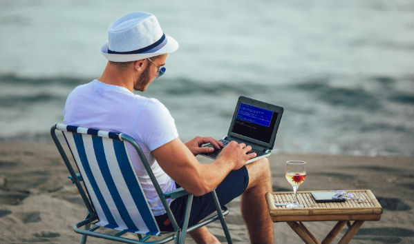 Berliner Singles Entwickler arbeitet am Strand