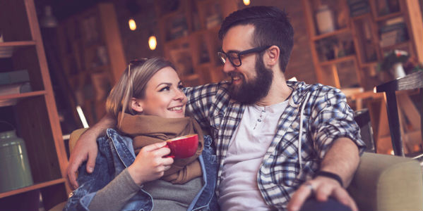 Berliner Singles flirten im Café