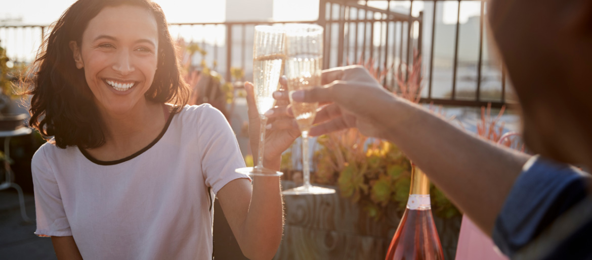 Pärchen stößt an mit Sekt und lacht dabei