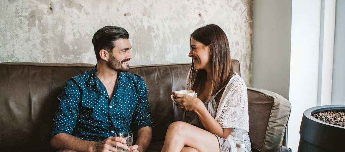 Paar lachend im Café